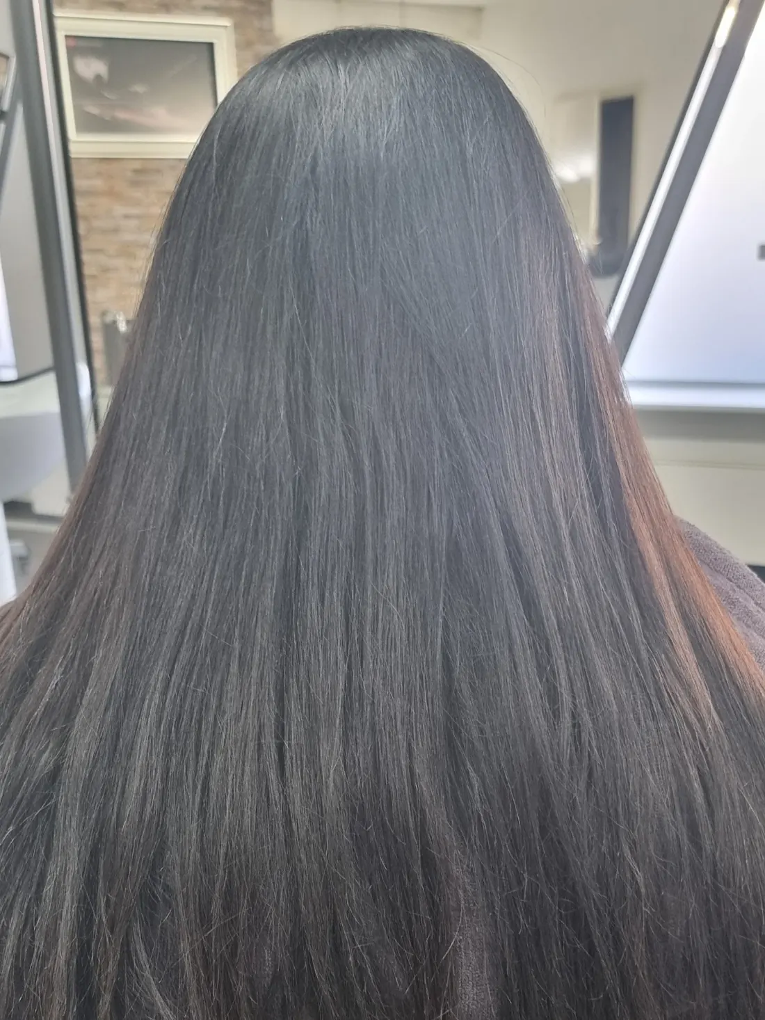 Glänzendes, glatt gestyltes Langhaar - eine Arbeit aus dem Salon Coiffure Friends